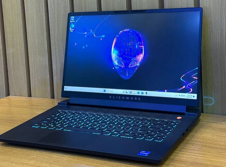 Close-up photo of Alienware m15 R6 on the desk, owned by one of Coinfomania's team member. This photo was taken when we were picking best laptops for day trading.